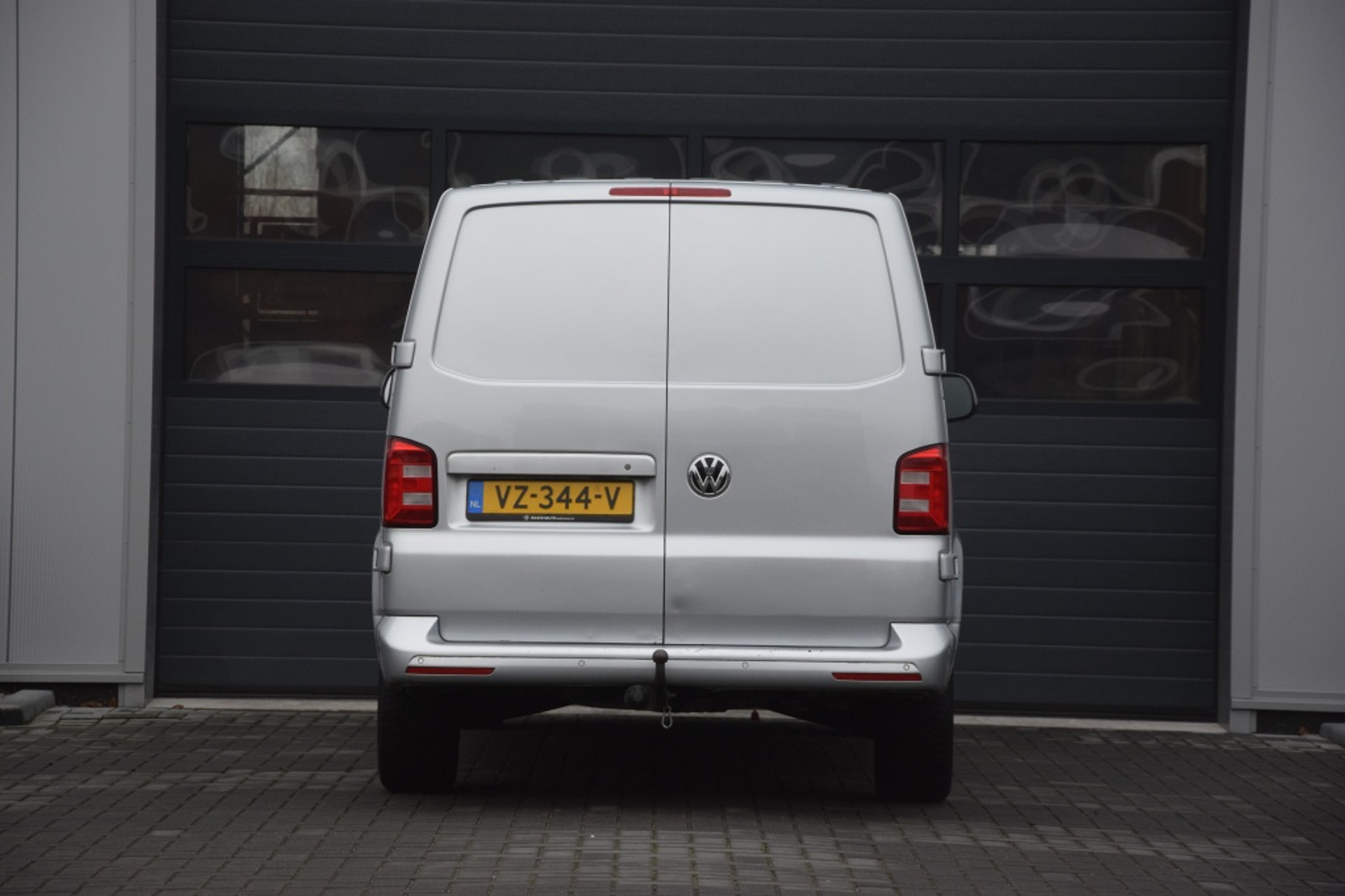 42379004-3.jpg