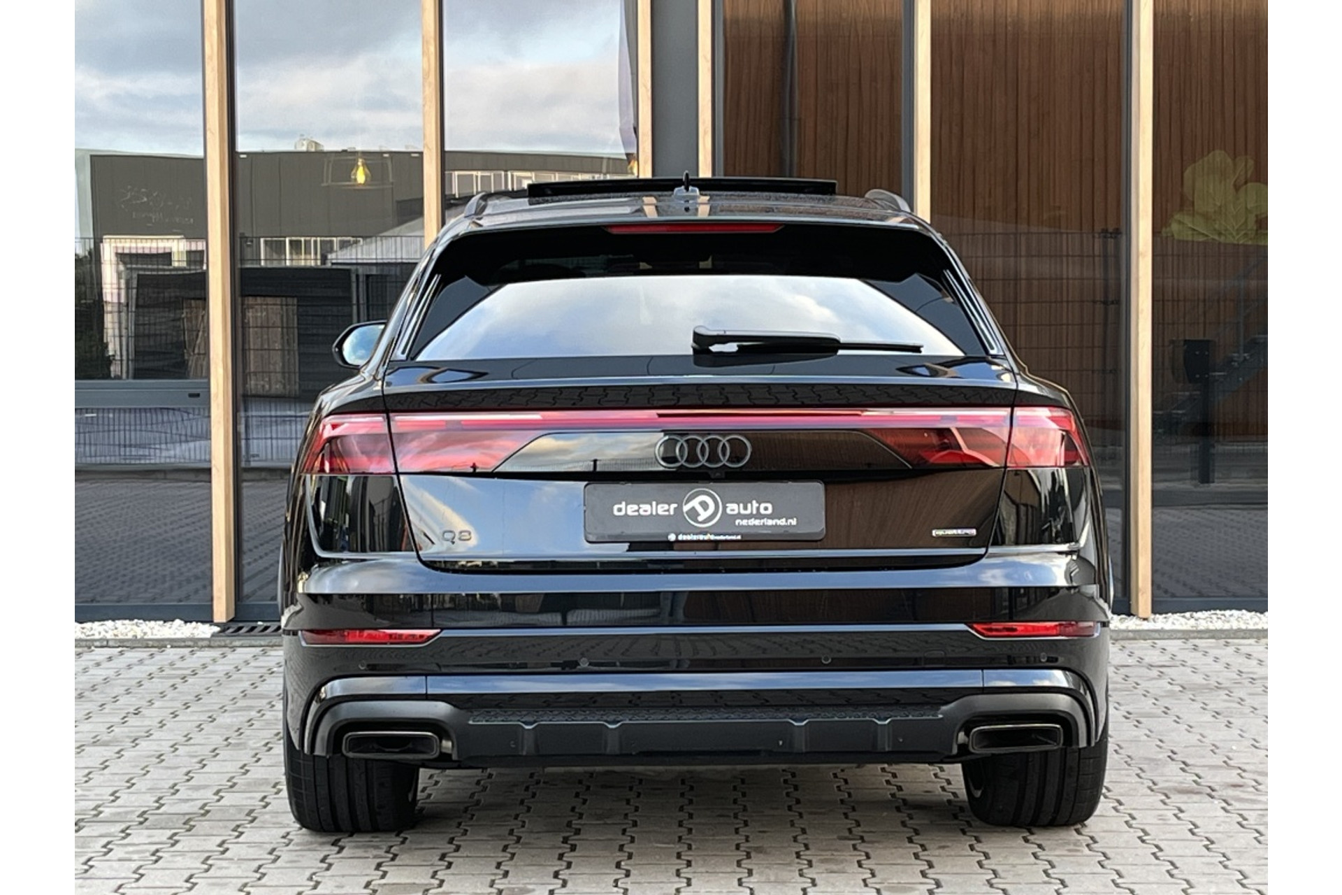 43984194-3.jpg