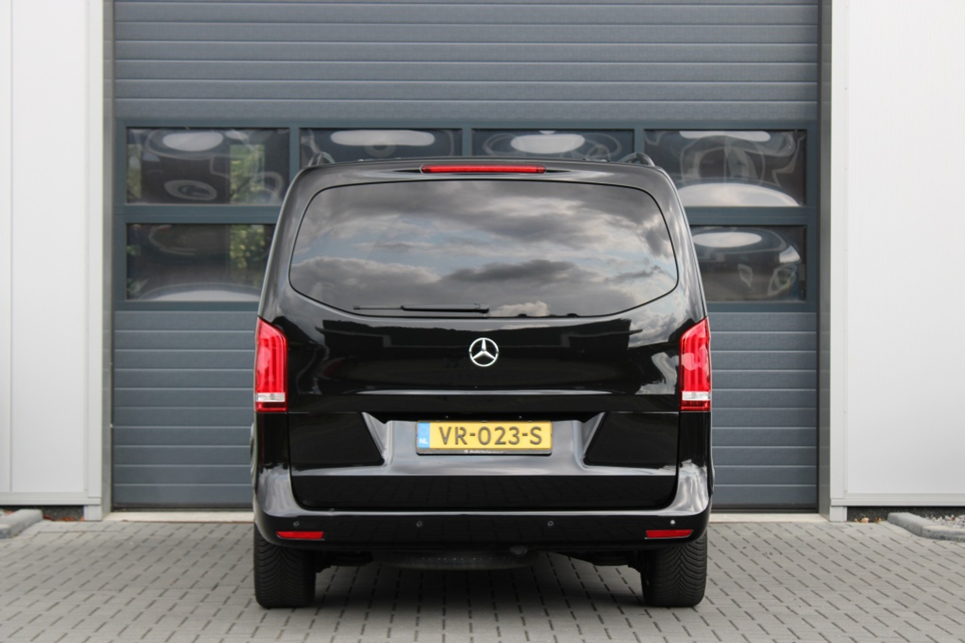 45488109-3.jpg