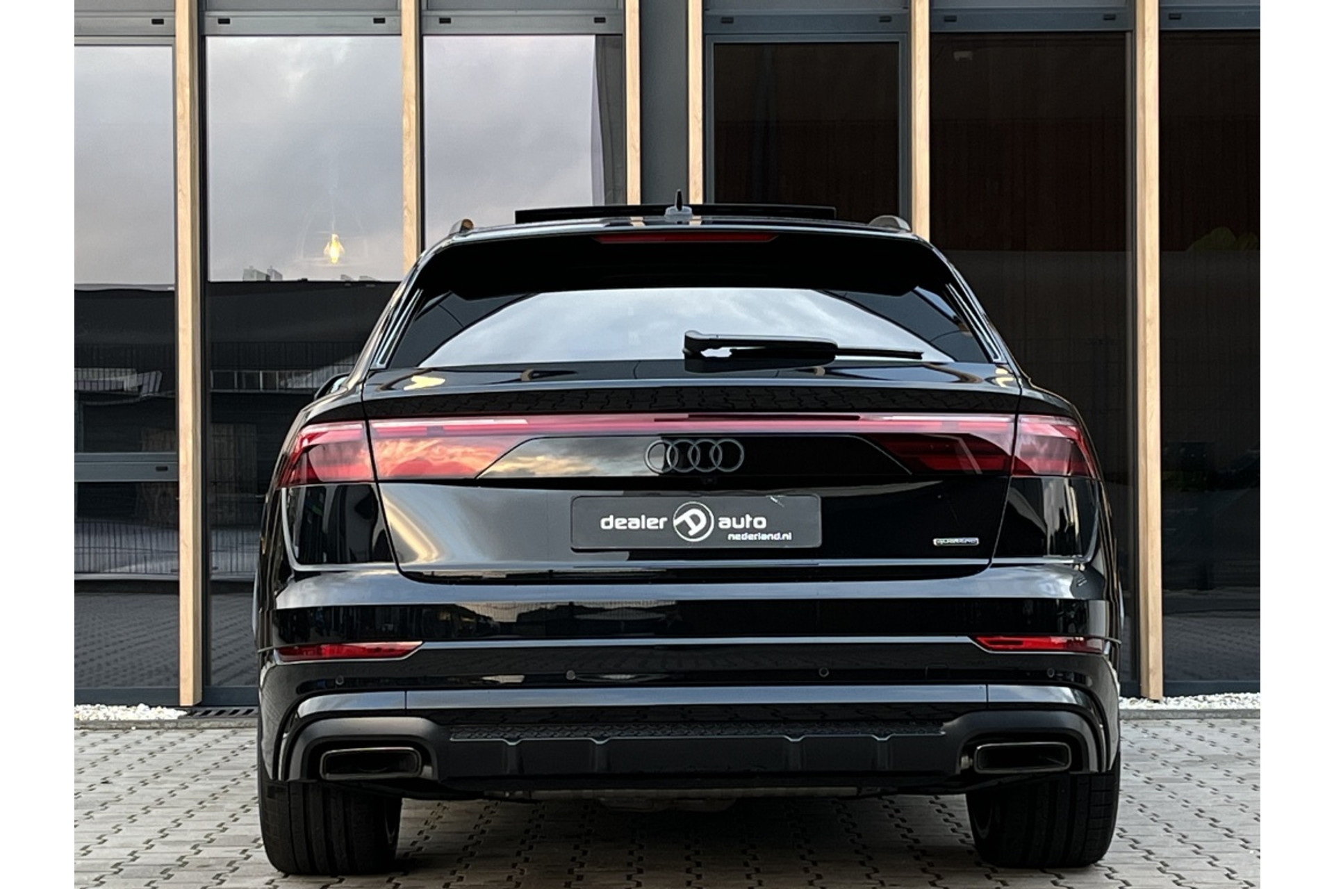 46817594-4.jpg