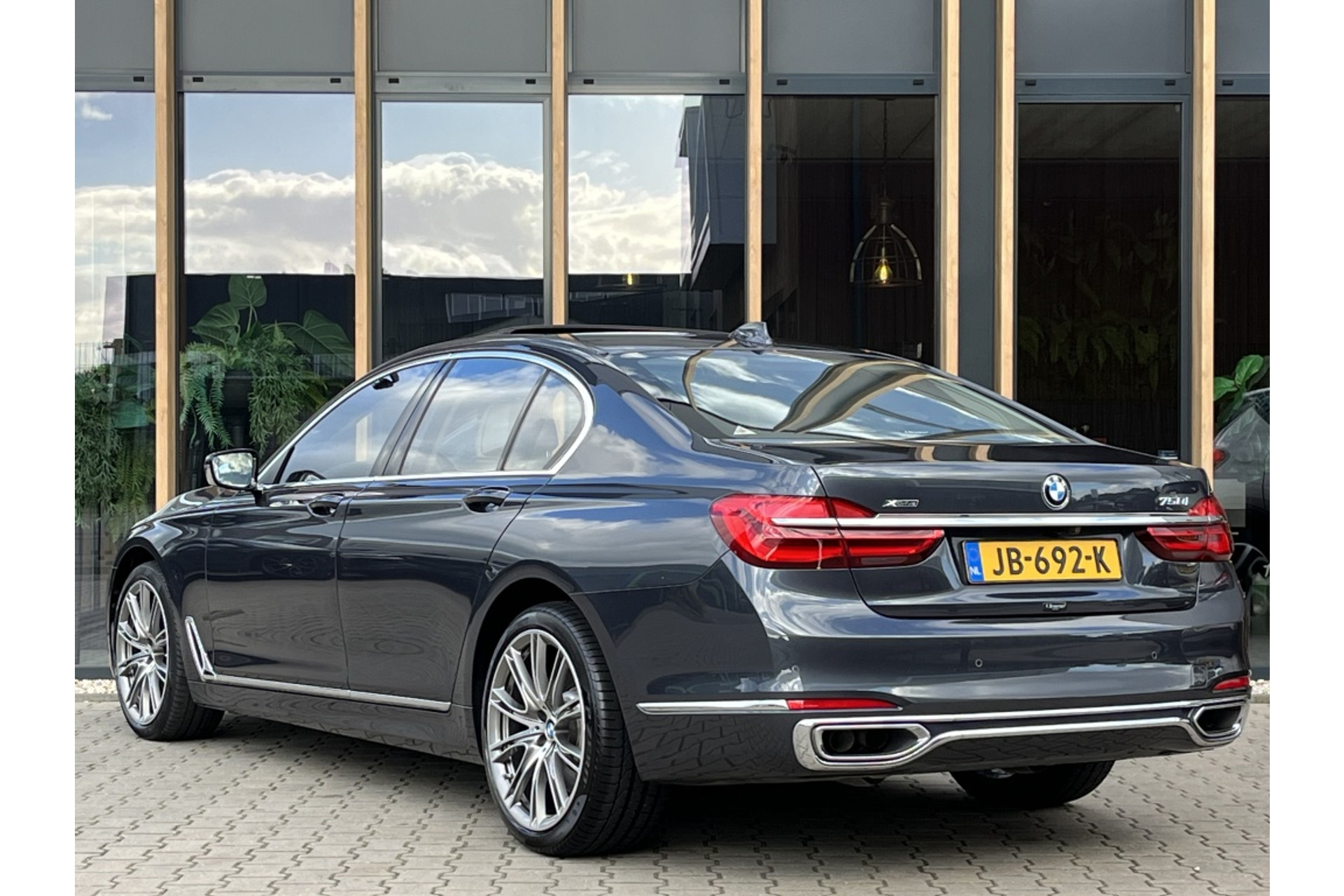 47814985-2.jpg
