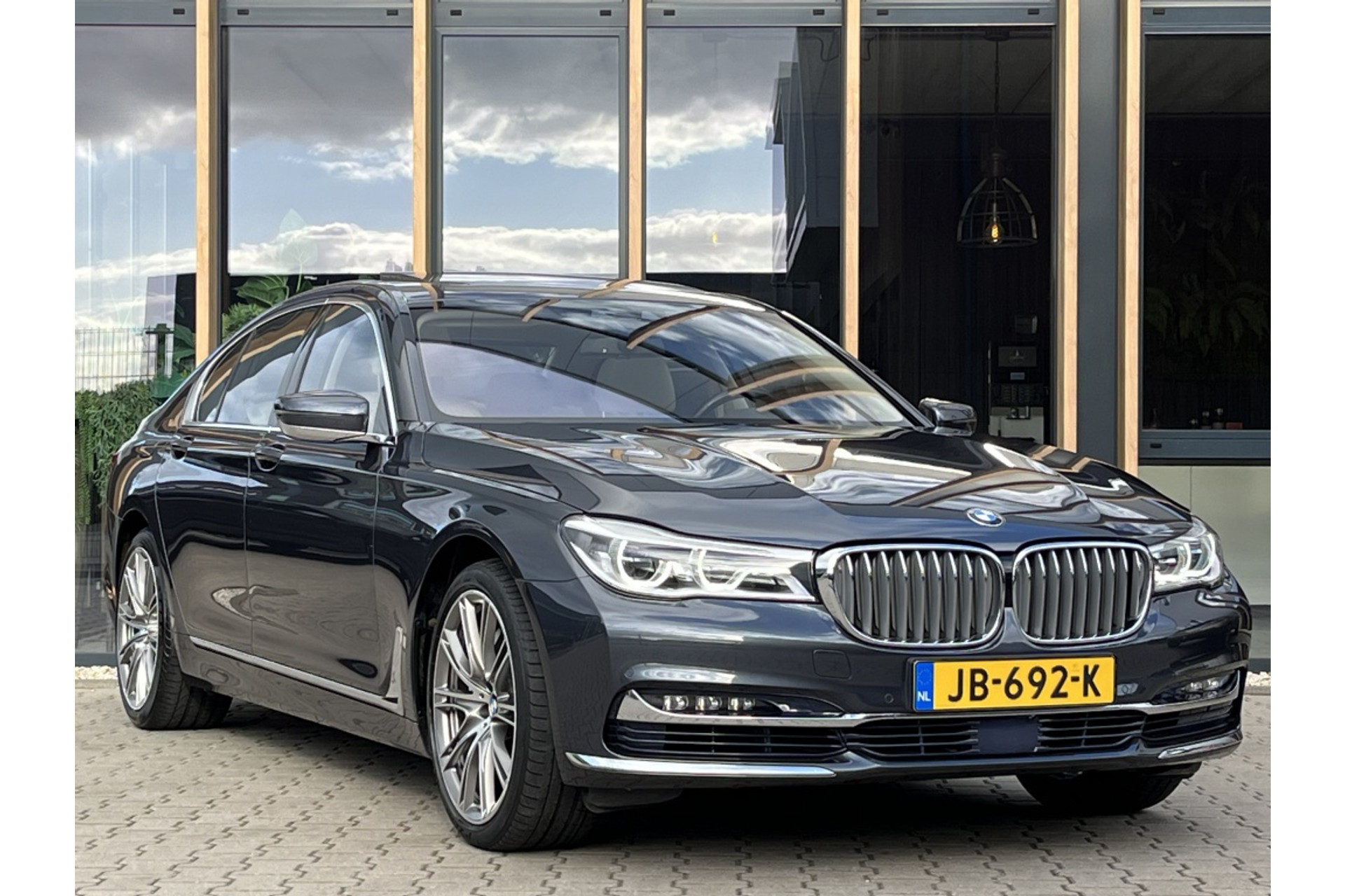 47814985-5.jpg