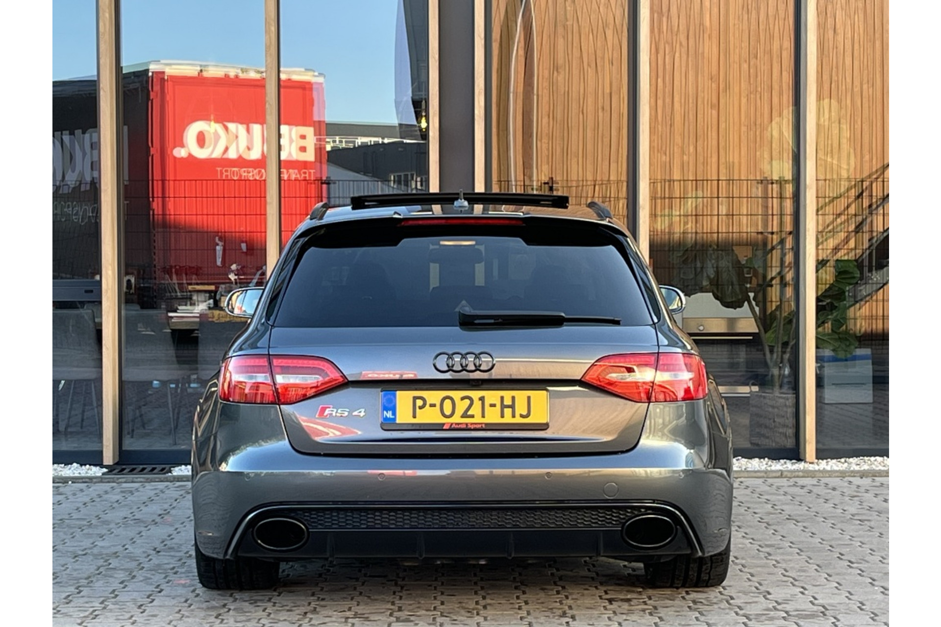 47857716-3.jpg