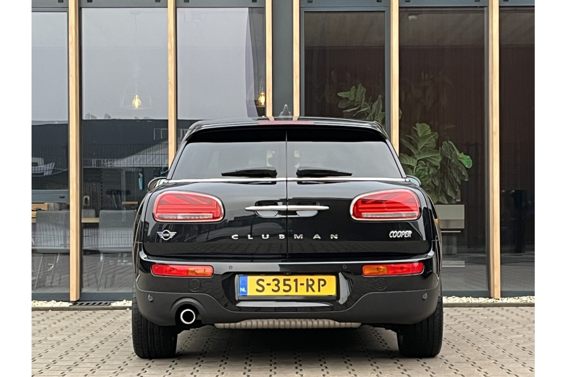 48144541-3.jpg